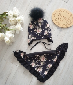 RÓŻE NA CIEMNYM zestaw zimowy z pomponem   