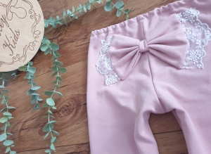 Leginsy z kokardą i koronka 