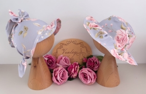 Kapelusik z chustą róże na błękicie