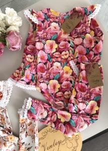 Prążek różowy kwiat z koronką 